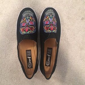 Skull slip on shoes